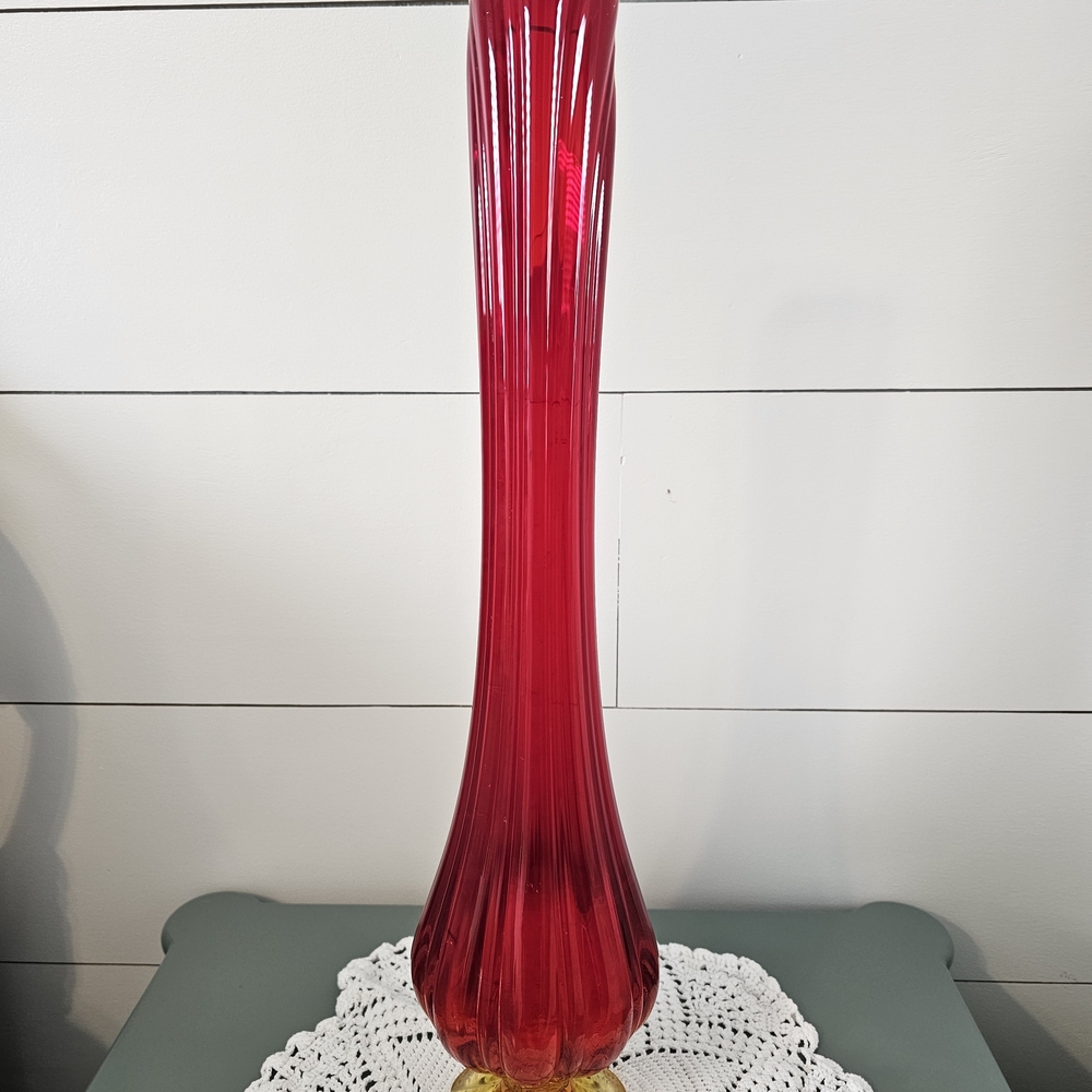 Elegant "Vintage" L.E. Smith Red Swung Glass Vase - Picture 5 of 15